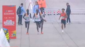Polémica por carrera de atletismo en la que africanos habrían dejado ganar a un corredor local