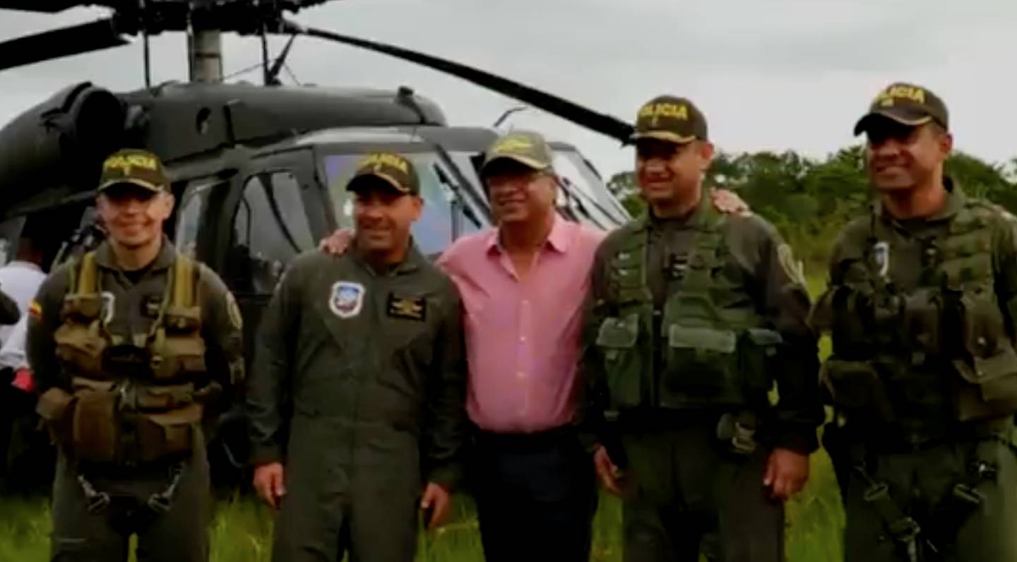 El presidente Gustavo Petro con miembros de la Policía en el Meta.