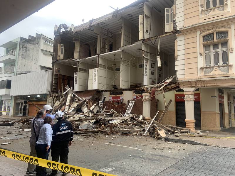 ¡Impactante! Parte de un edificio patrimonial en el centro de Guayaquil colapsó