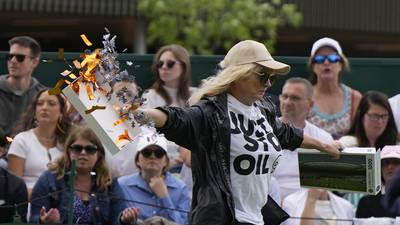 La lluvia y protestas de ambientalistas marcan el 3er día de Wimbledon
