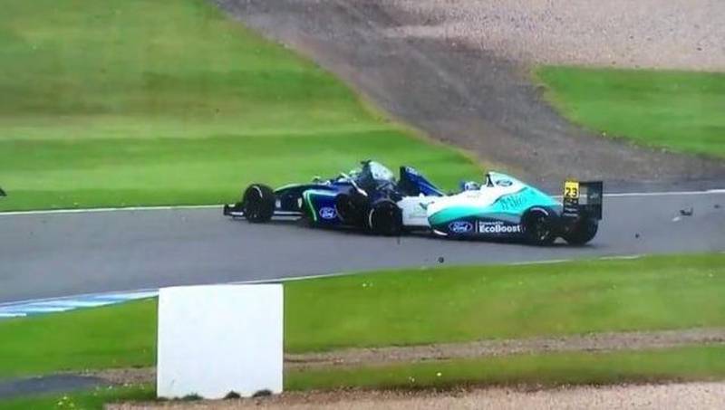 Accidente en la Fórmula 4 Británica