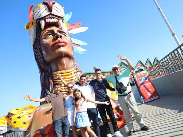 Un río de tradiciones: macrofiguras del Carnaval de Barranquilla adornan el Gran Malecón