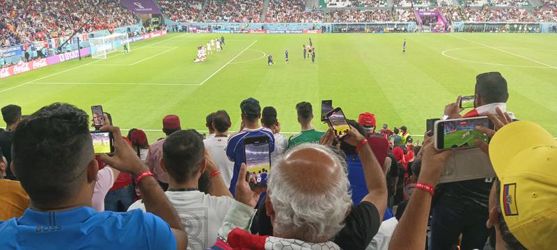 Hinchas graban un partido de Qatar 2022