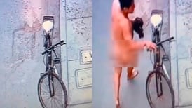 Hombre desnudo robó una bicicleta en plena calle: sería un amante que huía de esposo