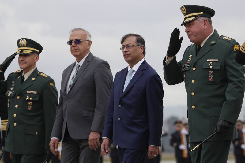 Gustavo Petro, presidente de Colombia, junto a la cúpula militar en la base aérea de Catam en Bogotá