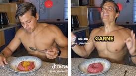 Este hombre se volvió viral por comer carne cruda en TikTok