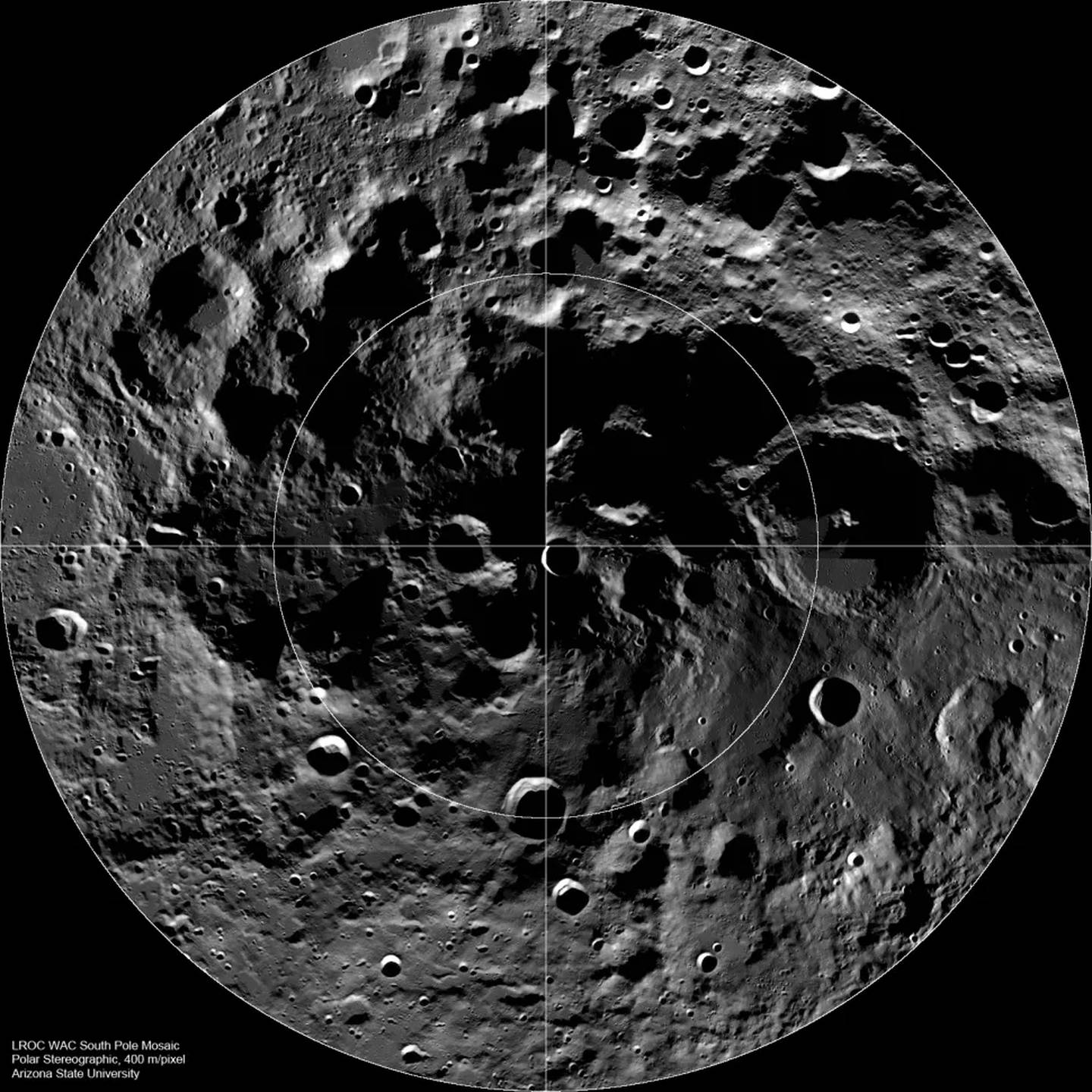 Mosaico del polo sur de la Luna captado con la cámara de área amplia en el Lunar Reconnaissance Orbiter de la NASA