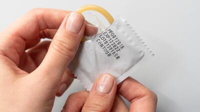 Así se puede utilizar el “condón unisex”, el primero creado por una empresa malasia