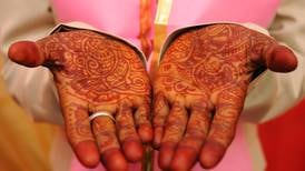 Matrimonio presenta millonaria demanda contra su hijo en India por insólito motivo: no darles un nieto