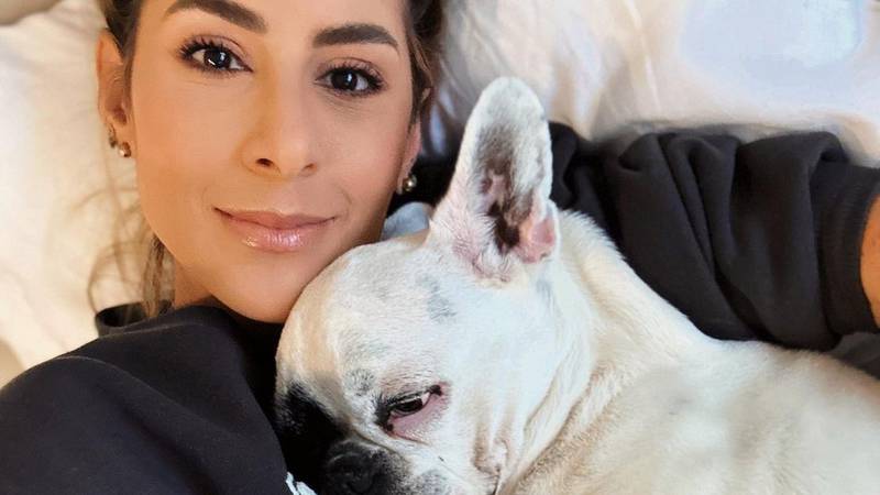 La presentadora de ‘Día a Día’ Carolina Soto tuvo que asistir al veterinario con su mascota y desde allí mostró la actitud de la tierna perrita.