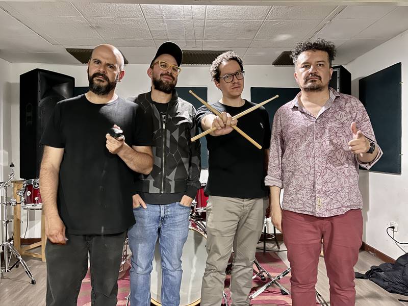 Yojan son: Juan Pablo Benítez (guitarra), Danilo Arias (bajo), Juan Manuel Orjuela (batería), Borja (voz).