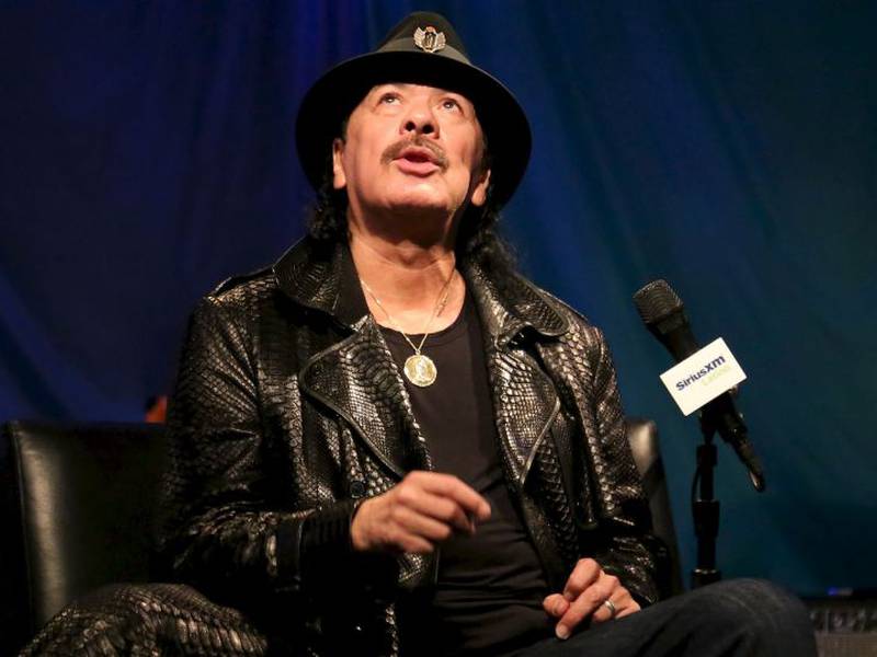 Carlos Santana se desmayó en pleno escenario, ¿qué pasó?