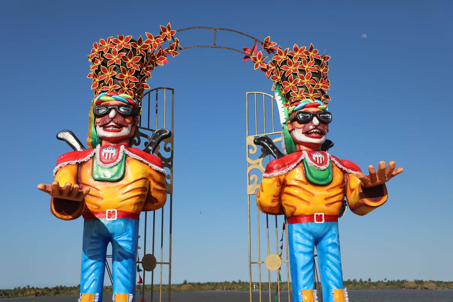 Exposición de macrofiguras del Carnaval de Barranquilla en el Malecón del Río.