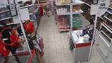Hombre con enorme cuchillo hirió a trabajadora de supermercado en Bogotá: todo quedó en video 
