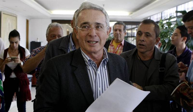 Álvaro Uribe denunció que ELN sigue extorsionando