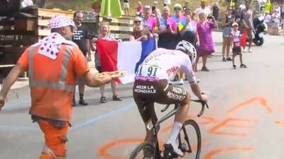 A ciclista que le dio la pálida en el Tour, le devolvieron el aliento a punta de pizza