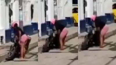 No aguantó los cachos: mujer destruyó moto de su esposo a las afueras de un motel