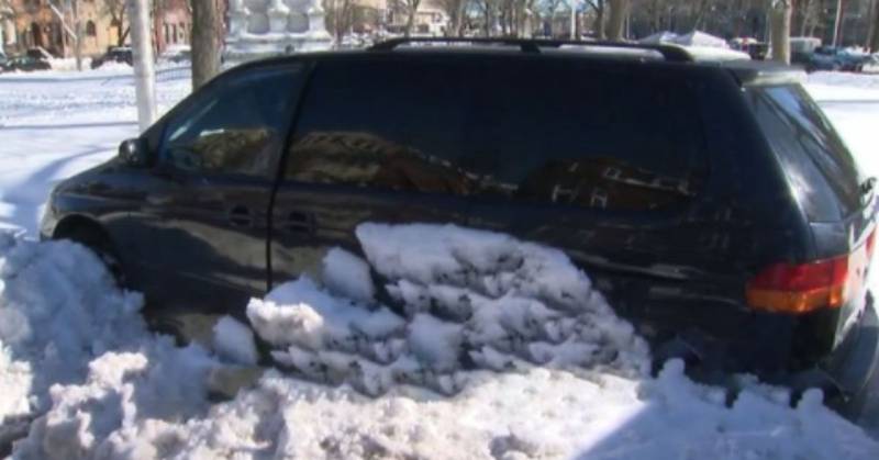 Adulta mayor sobrevive cuatro días encerrada en su vehículo por la nieve en EEUU