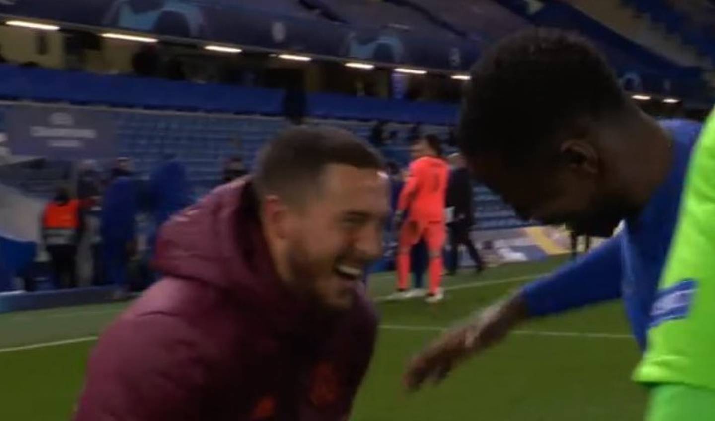 ¡Hazard se ríe con jugadores del Chelsea tras la eliminación del Madrid!