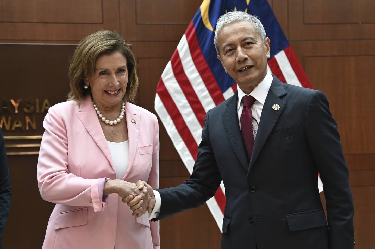 En esta imagen distribuida por el Departamento de Información de Malasia, la presidenta de la Cámara de Representantes de Estados Unidos, Nancy Pelosi saluda a su homólogo malayo Azhar Azizan Harun en el Parlamento, en Kuala Lumpur.