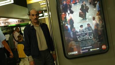 Muere el refugiado que inspiró la película “La Terminal”: vivió 18 años en el aeropuerto de París