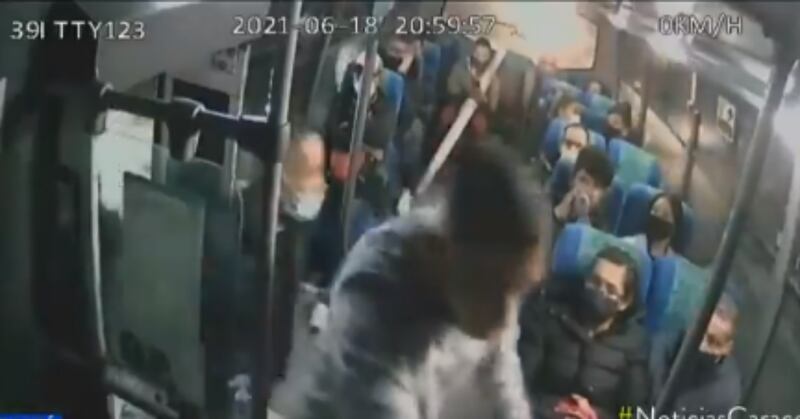 Cinco delincuentes comenten atraco masivo en bus intermunicipal que salía de Bogotá