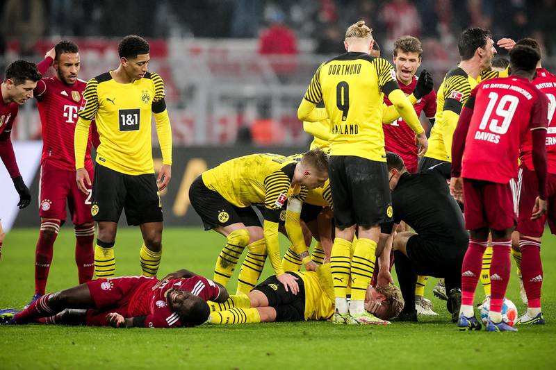 Un aterrador choque de cabezas conmocionó a todos en el Dortmund vs Bayern Múnich