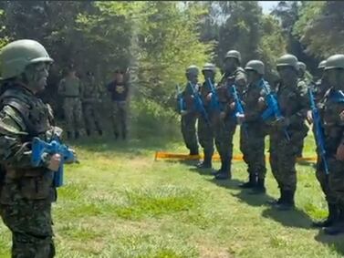 No bajan de paramilitar a Claudia López luego de aparecer en video con uniforme militar
