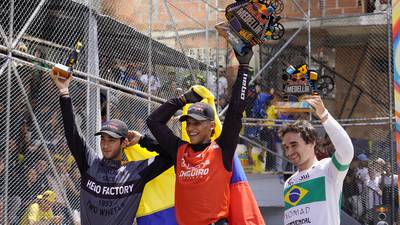 En fotos: El colombiano Juan Fernando Vélez gana el primer Medellín Cerro Abajo