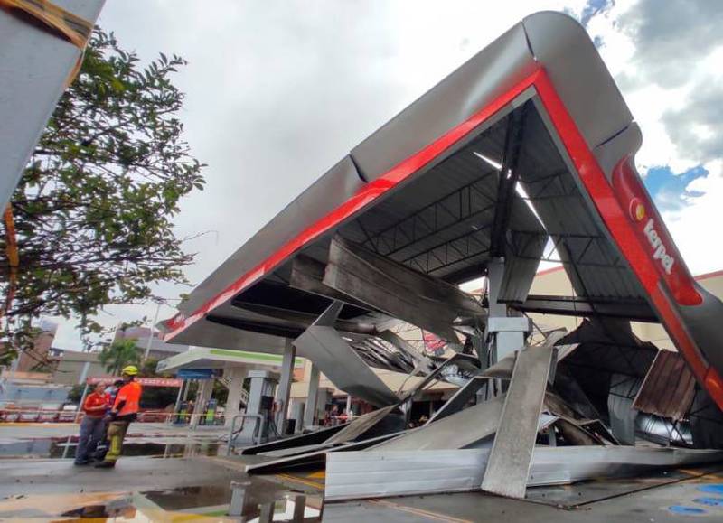 Se cayó techo de estación de gasolina en el barrio Guayabal en Medellín.
