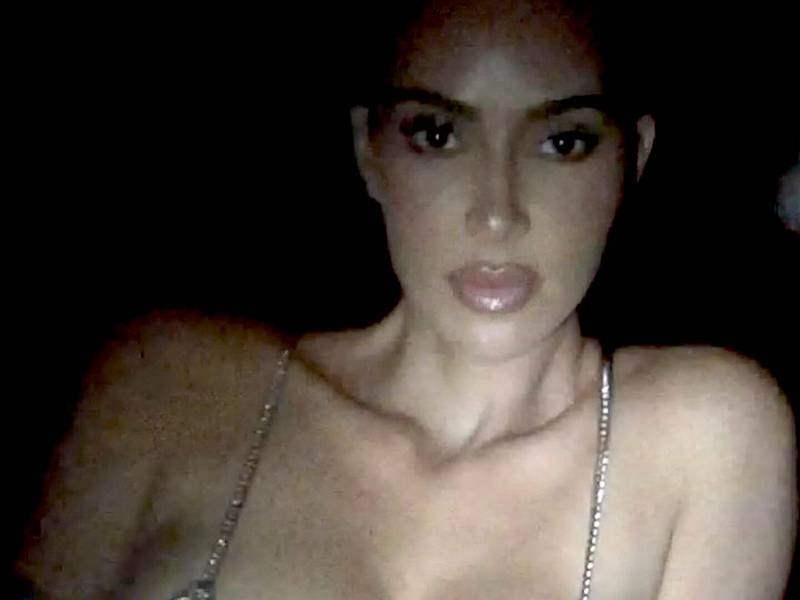 Kim Kardashian hace su propia sesión de fotos en bikini 