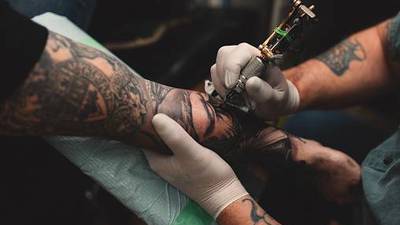 Tatuador y su cliente son víctimas de sicarios disfrazados de domiciliarios en estudio de dibujo