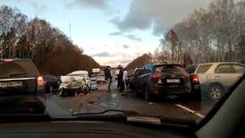 Video: un accidente como de película que involucra a 18 autos en una autopista congelada en Rusia