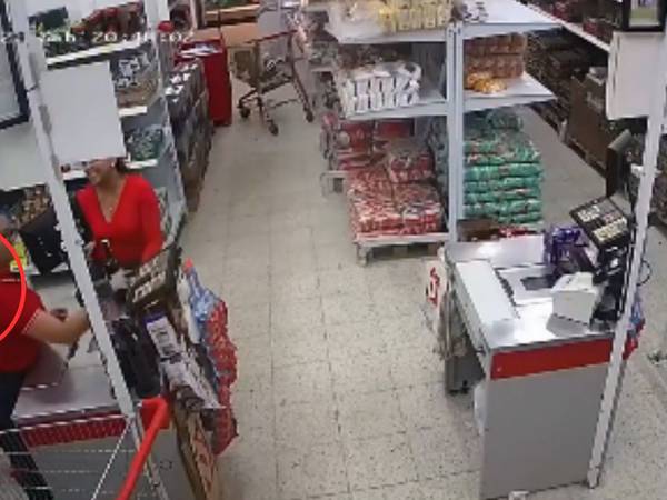Hombre con enorme cuchillo hirió a trabajadora de supermercado en Bogotá: todo quedó en video 