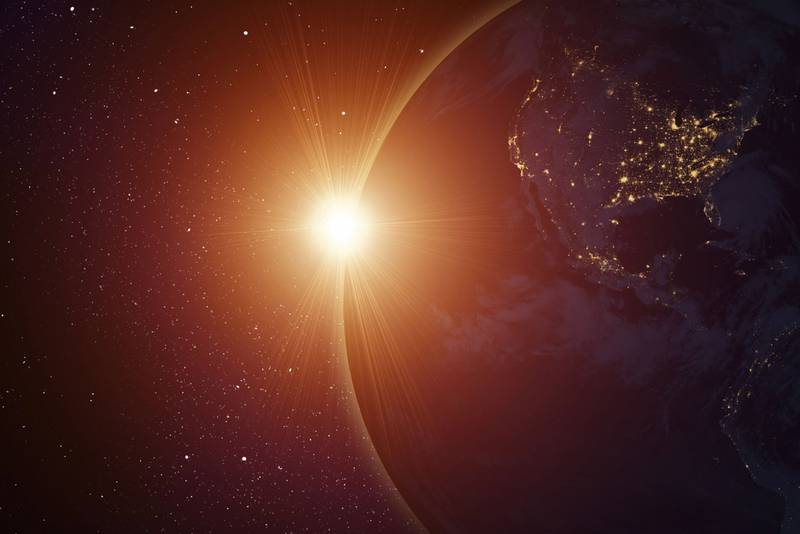 El Sol, al fondo de la Tierra, en esta representación digital hecha por la NASA.