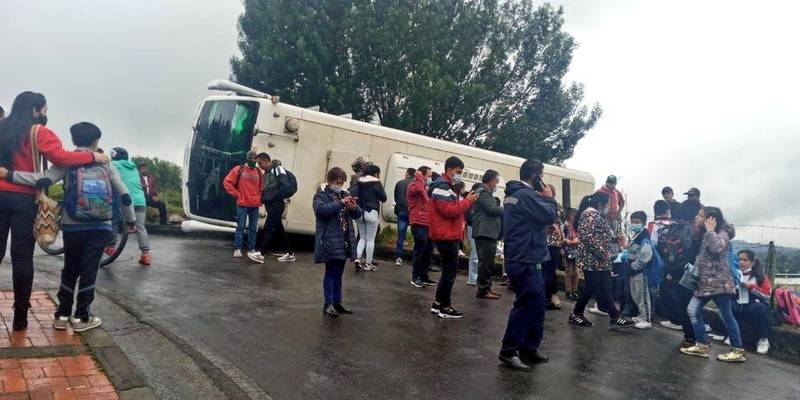 Reportan accidente de bus escolar con más de 30 niños en vía de Cundinamarca