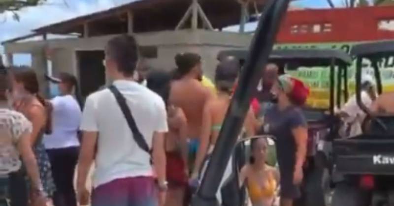 Denuncian ataque a turistas que reclamaron por el precio de un coco loco en San Andrés