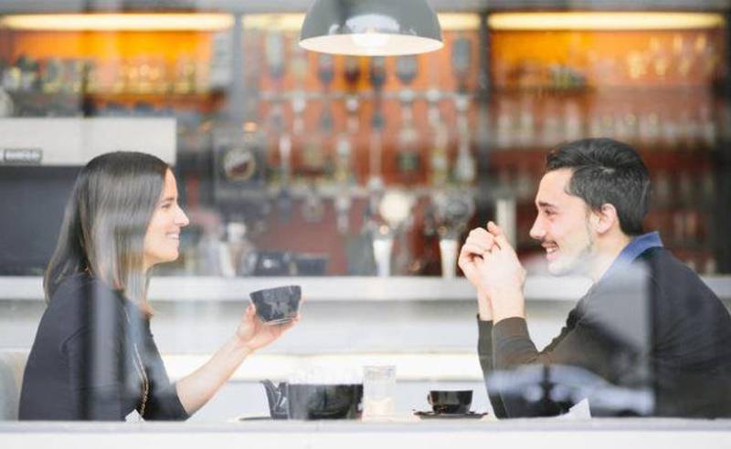 Tinder sugiere como primera cita ir a tomar un café y no emborracharse.
