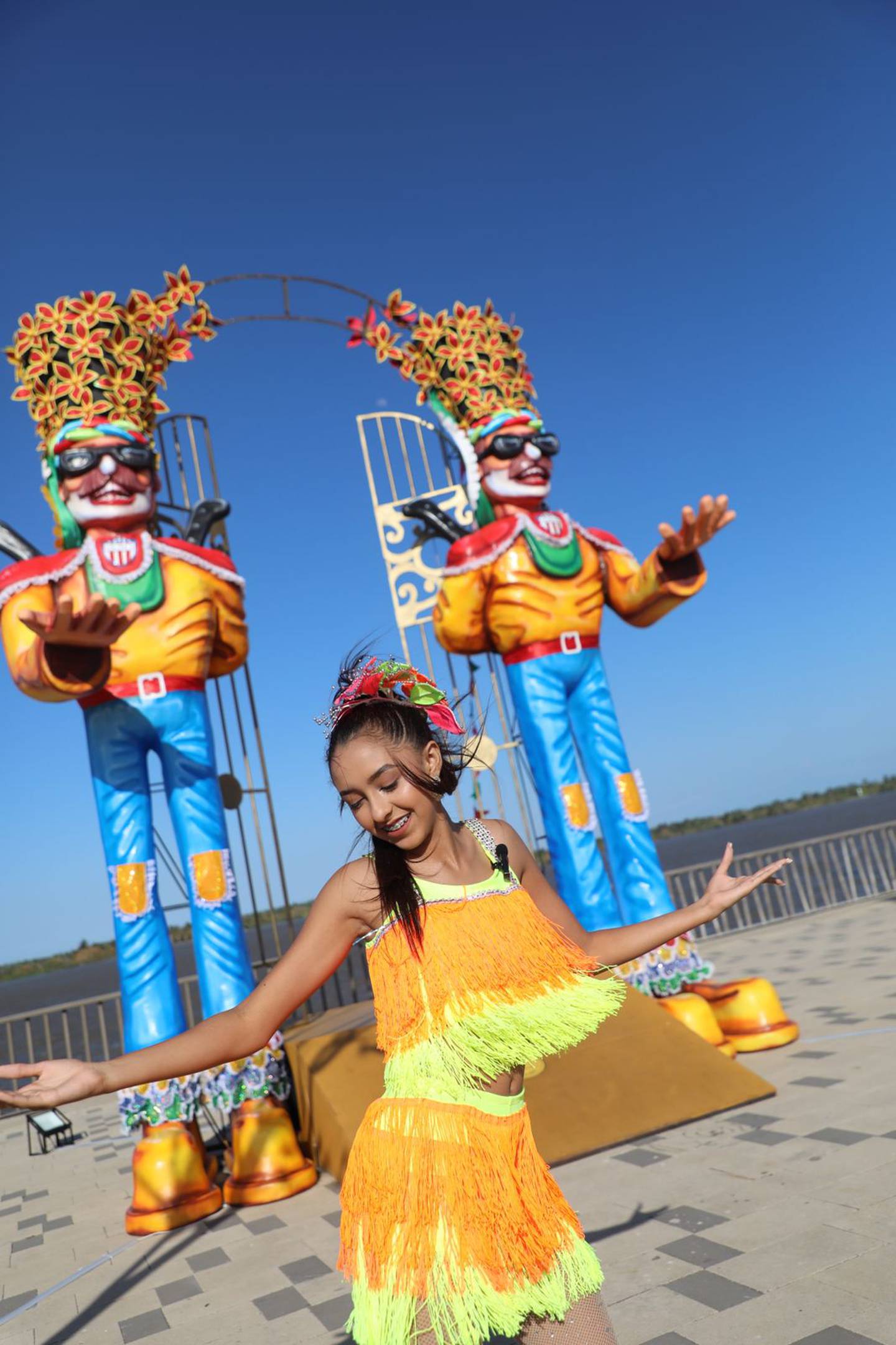 Exposición de macrofiguras del Carnaval de Barranquilla en el Malecón del Río.