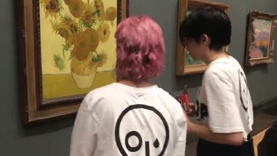 “¿El arte o la vida?”: activistas lanzaron sopa sobre ‘Los Girasoles’ de Van Gogh en Londres