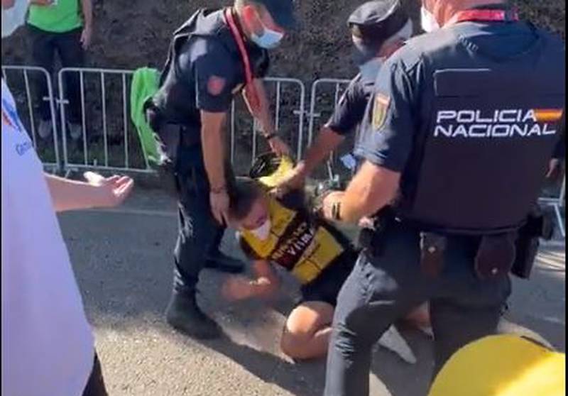 Vuelta a España: integrante del Jumbo terminó a los golpes con la policía