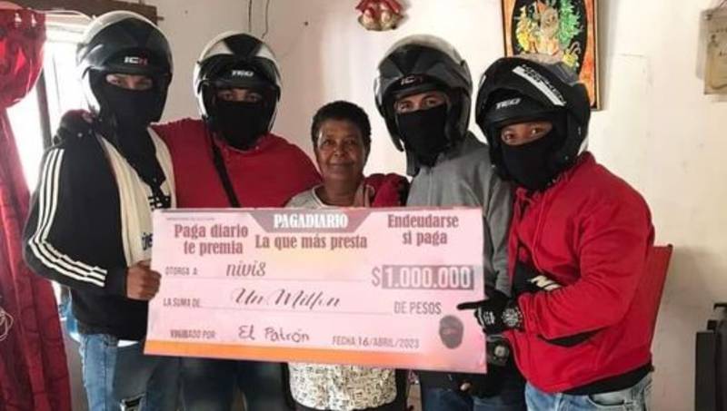 Foto viral de mujer junto a pagadiarios o 'Gota a gota'