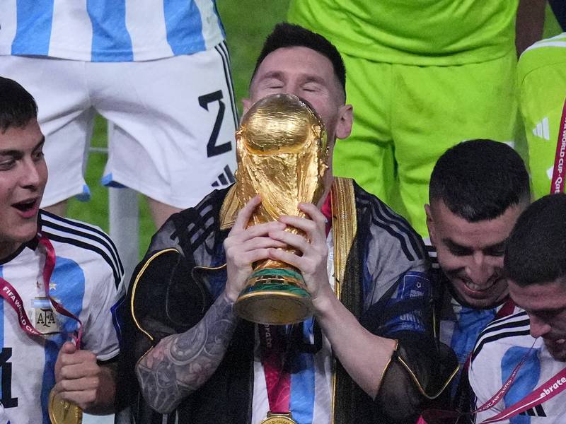 Por este motivo Messi tuvo que tapar la camiseta de Argentina con el bisht qatarí