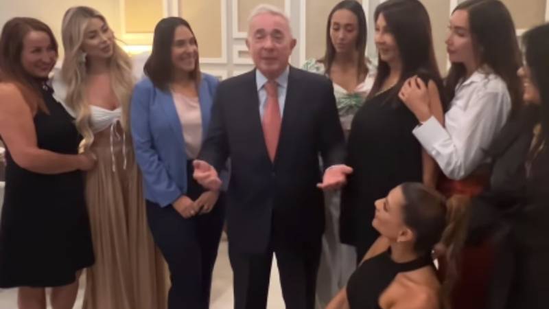 Álvaro Uribe Vélez cautivo a grupo de mujeres con un poema