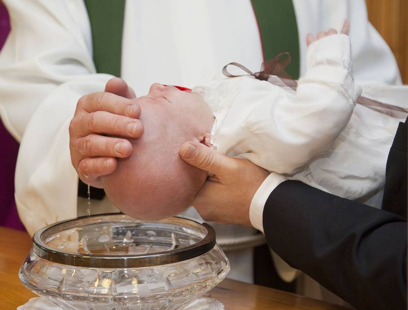 Padrinos y Madrinas ya no podrán participar de bautizos