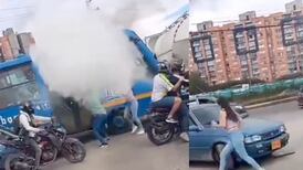“Me encanta vivir en Bogotá...”: Conductores se ‘encendieron’ a piedra y extintor tras haberse estrellado