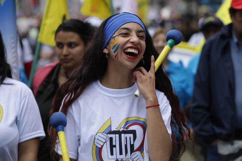Seguidores del presidente Gustavo Petro marchan en apoyo a su gobierno por las calles de Bogotá