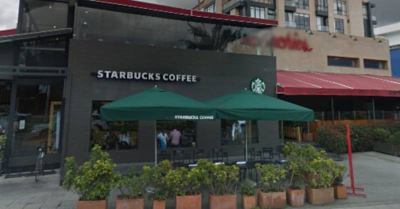 Una persona herida en medio de atraco masivo en un Starbucks en Bogotá