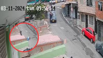 Momento exacto en el que vehículo pierde el control y atropelló a dos personas en Medellín