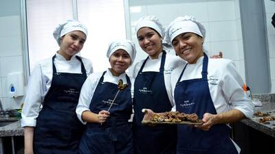¡Para jóvenes! Entregan becas en auxiliar de cocina en Atlántico